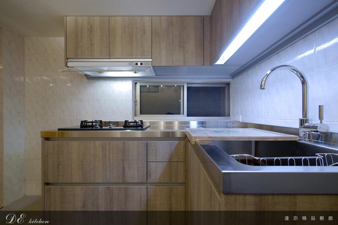 廚房設計｜工業風格｜檯面 DA LONG 不鏽鋼：髮絲紋｜門板 MFC：自然灰橡木